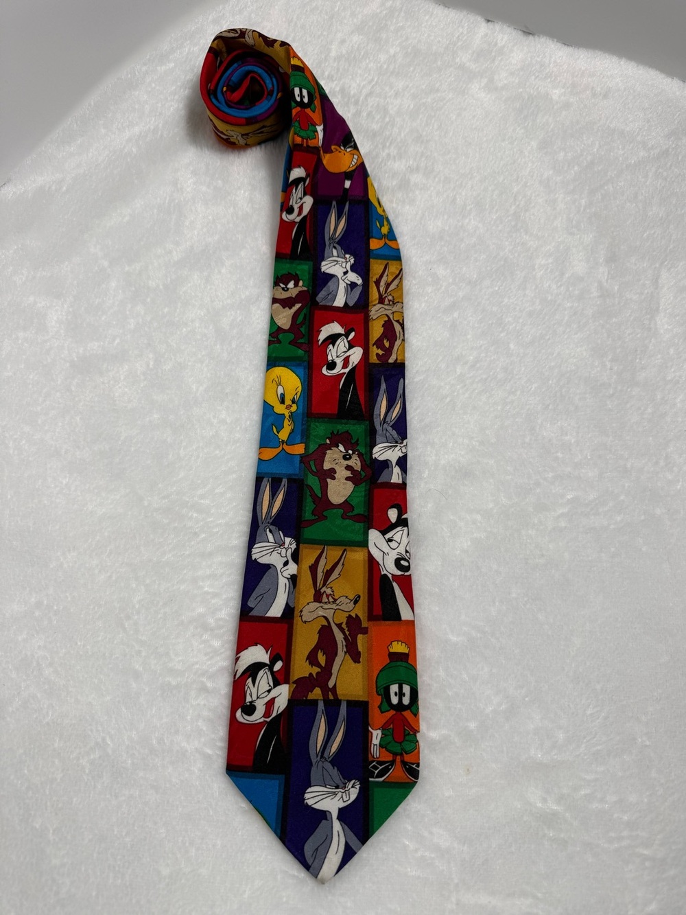 Looney Tunes Mania Vintage Character Necktie Bugs Bunny Taz Tweety 58”